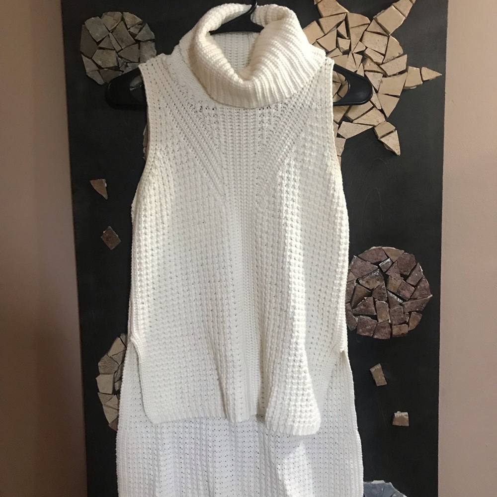 White turtle neck sweater